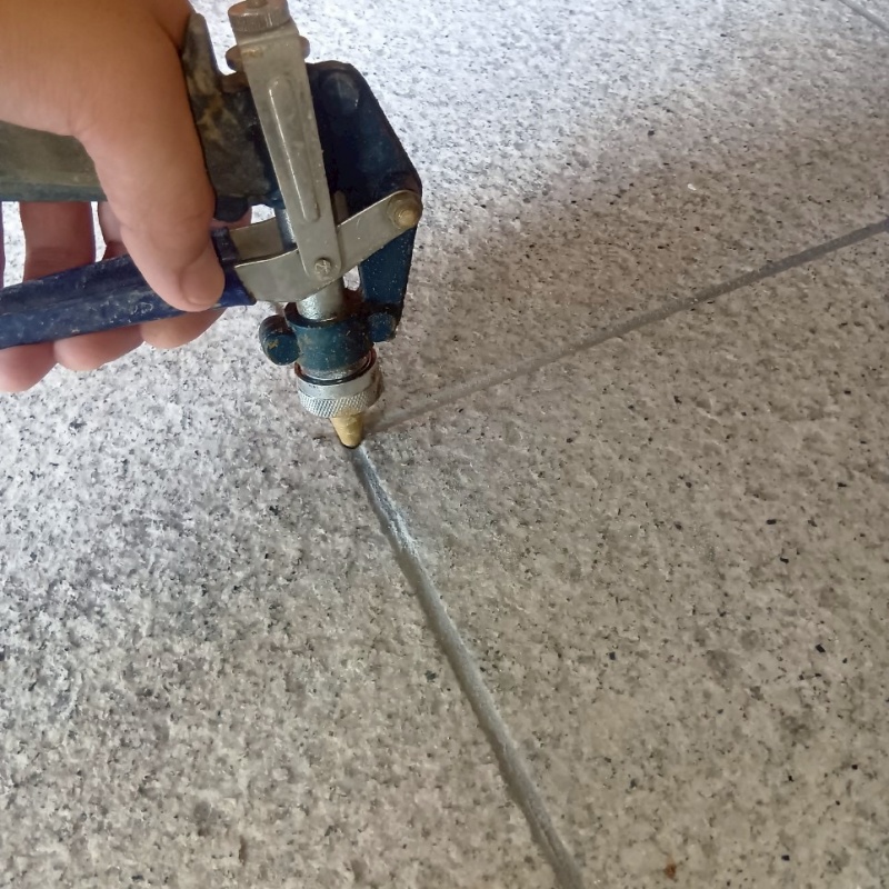 床にシロアリ駆除剤を注入