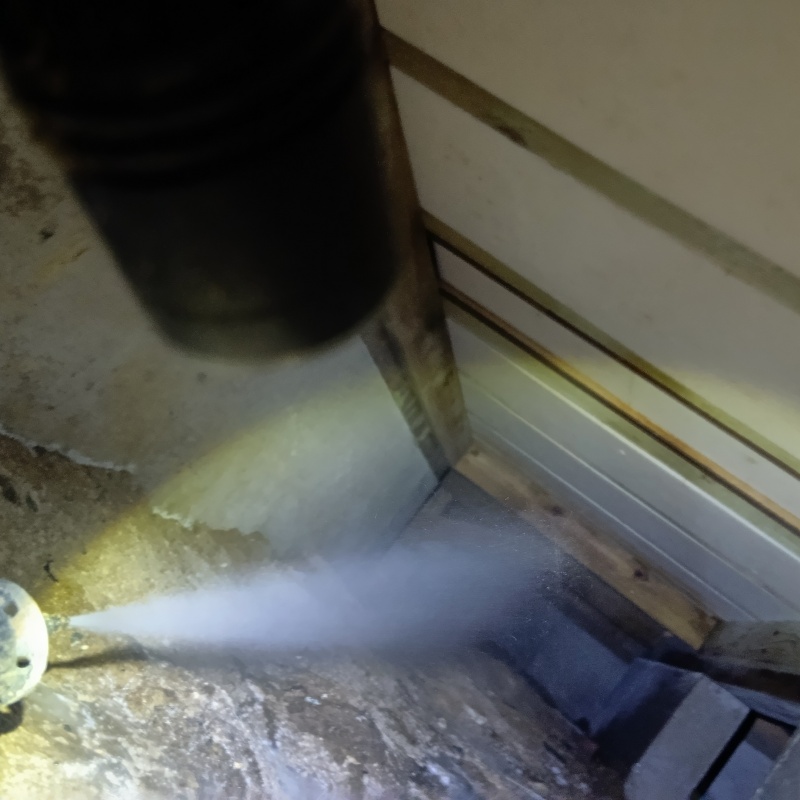 床下の木材にシロアリ駆除剤を散布