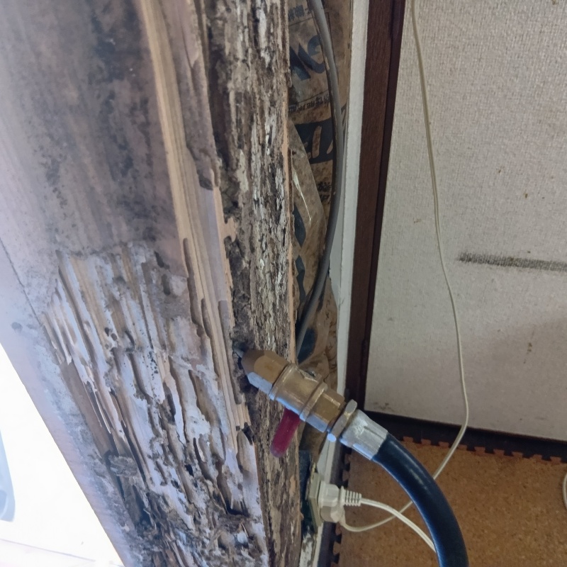 食害を受けた柱にシロアリ駆除剤を注入