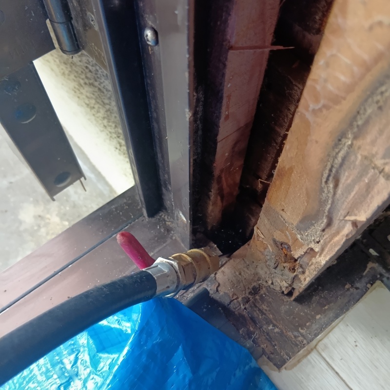 ドア枠にシロアリ駆除剤を注入