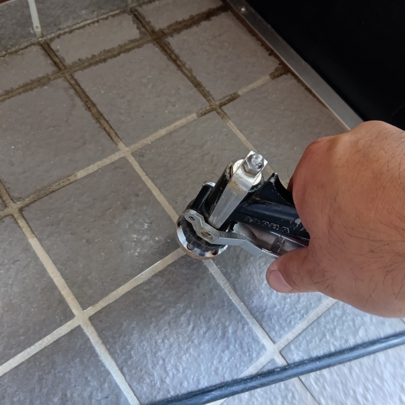 床にシロアリ駆除剤を注入