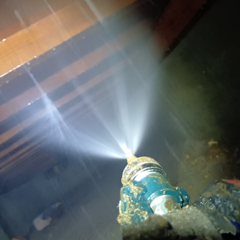 床下の木材にシロアリ駆除剤を散布