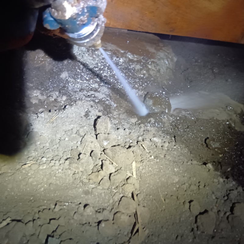 床下の地面にシロアリ駆除剤を散布