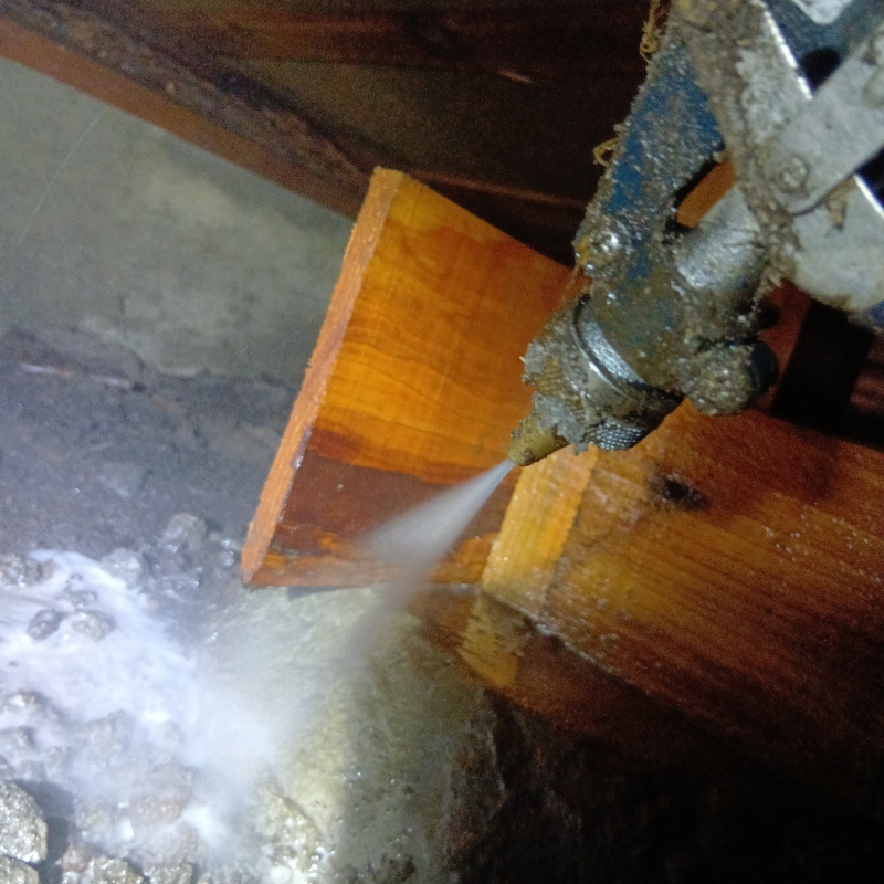 床下の地面にシロアリ駆除剤を散布