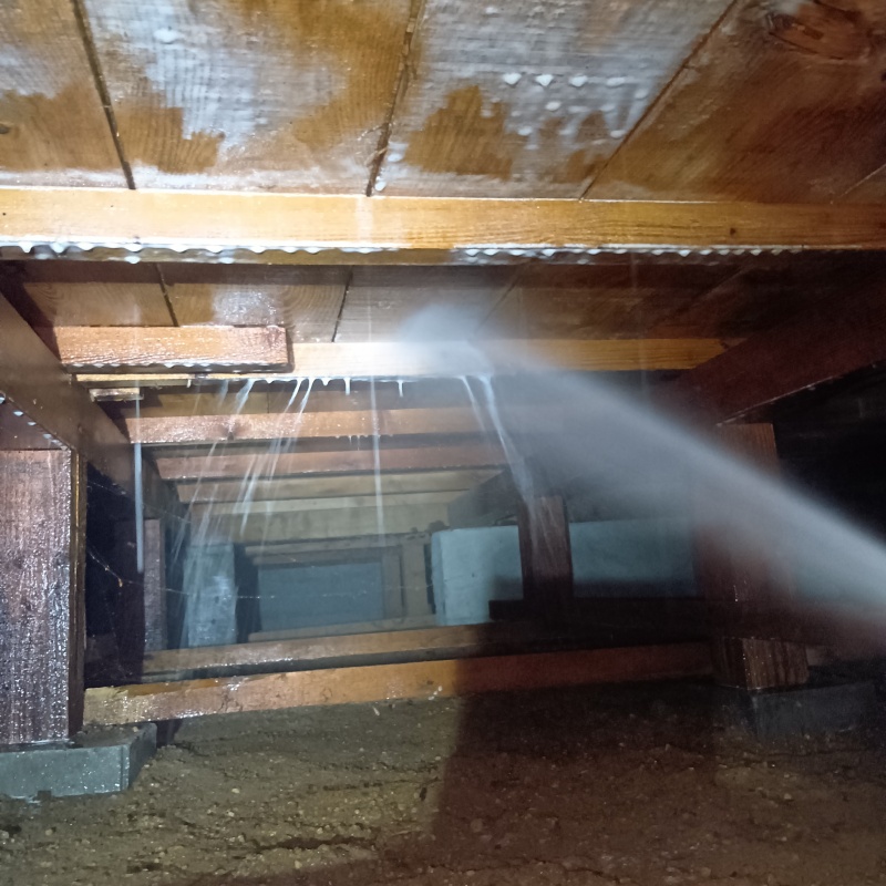 床下の木材にシロアリ駆除剤を散布