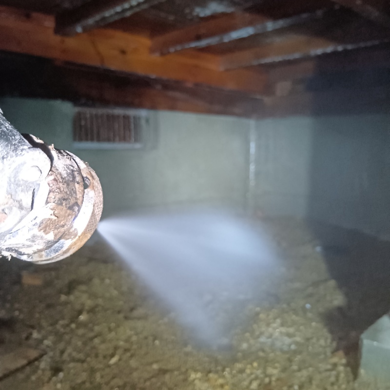 床下の地面にシロアリ駆除剤を散布