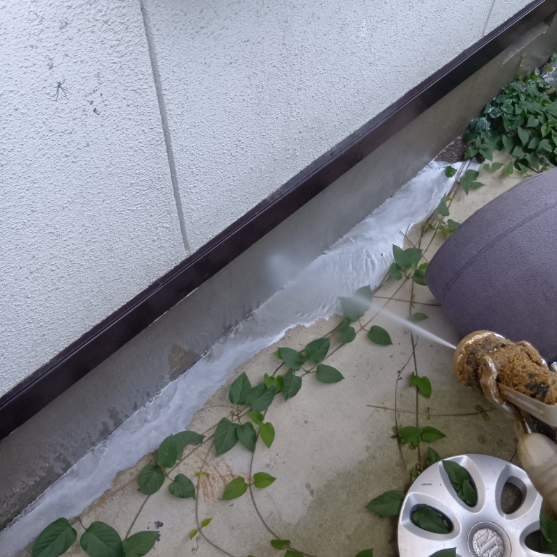 建物の外周にシロアリ駆除剤を散布