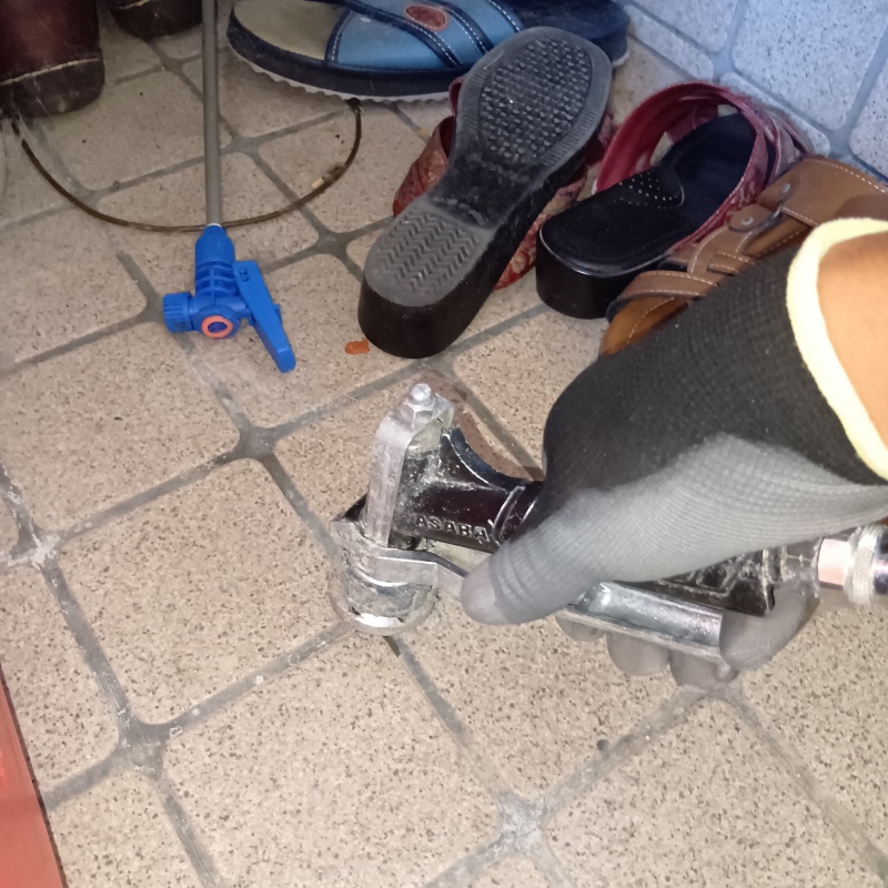 床にシロアリ駆除剤を注入