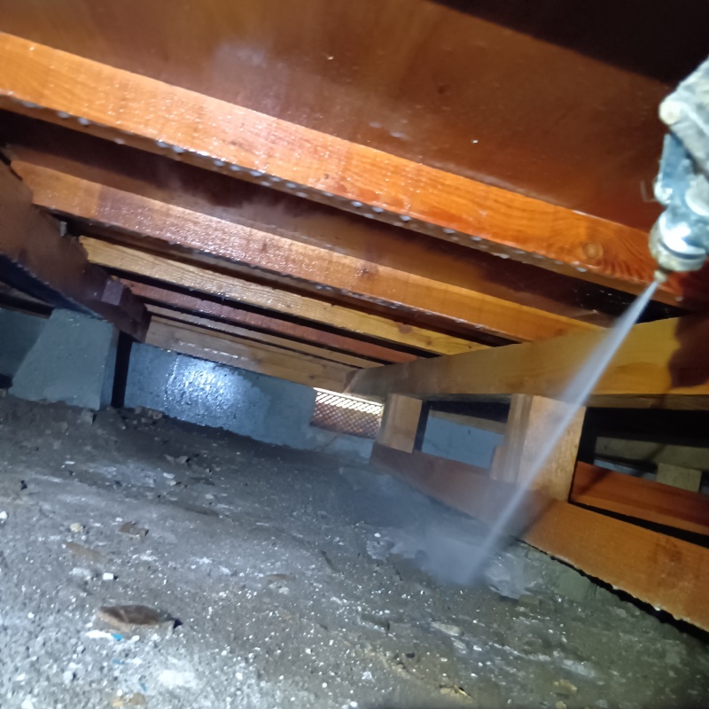 床下の地面にシロアリ駆除剤を散布