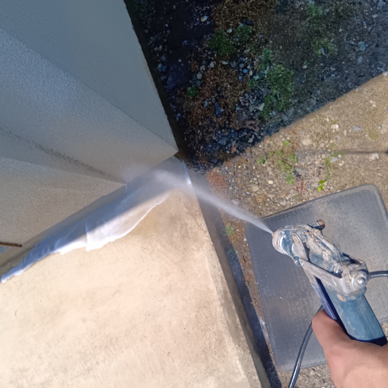 建物の外周にシロアリ駆除剤を散布