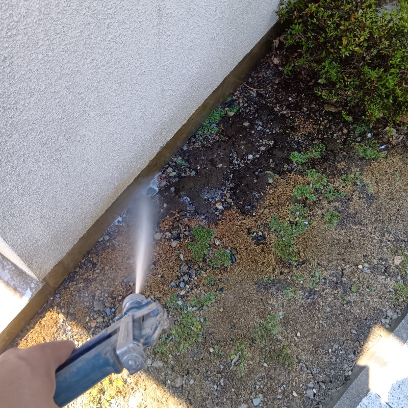 建物の外周にシロアリ駆除剤を散布