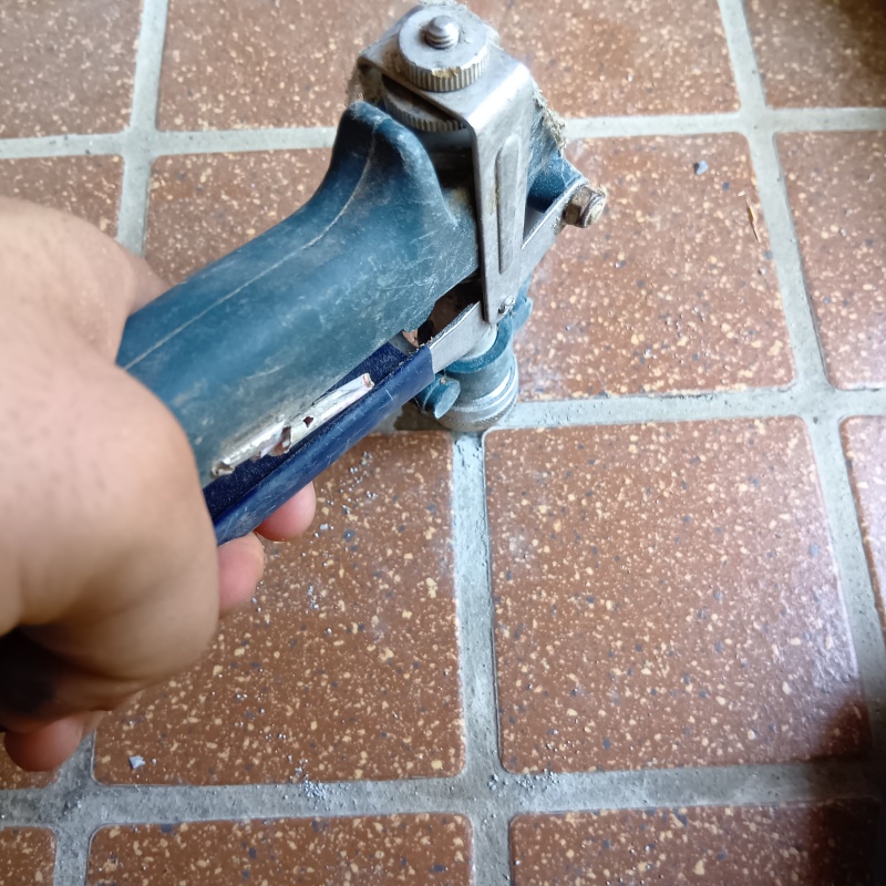 床にシロアリ駆除剤を注入