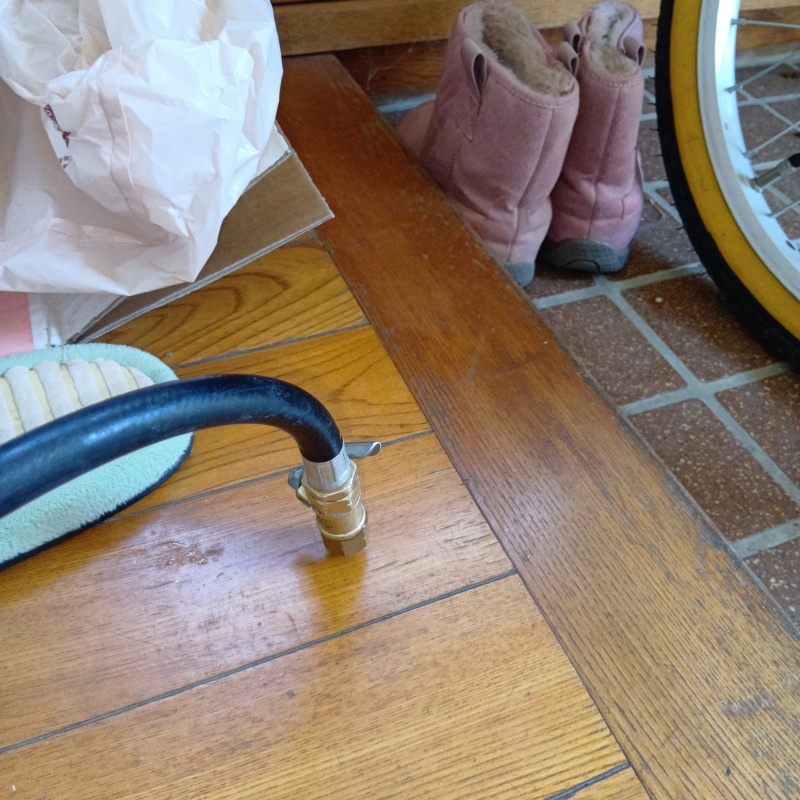 床にシロアリ駆除剤を注入