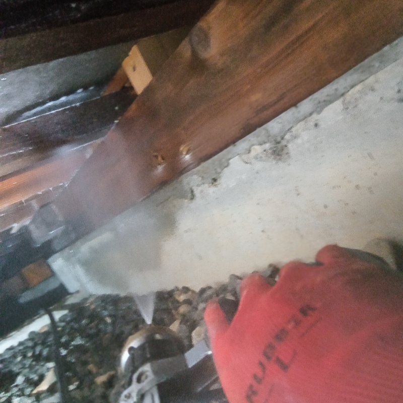 床下の木材に防蟻剤を散布