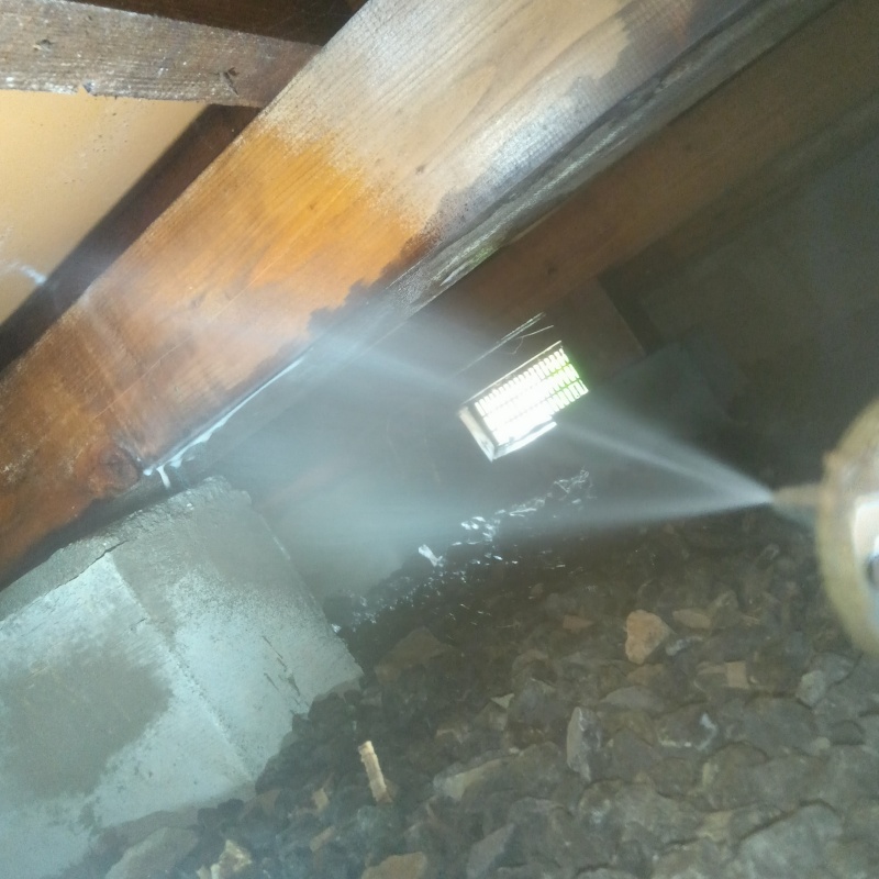 床下の木材に防蟻剤を散布