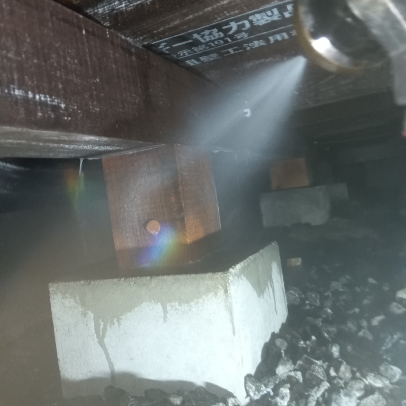 束石まわりに防蟻剤を散布