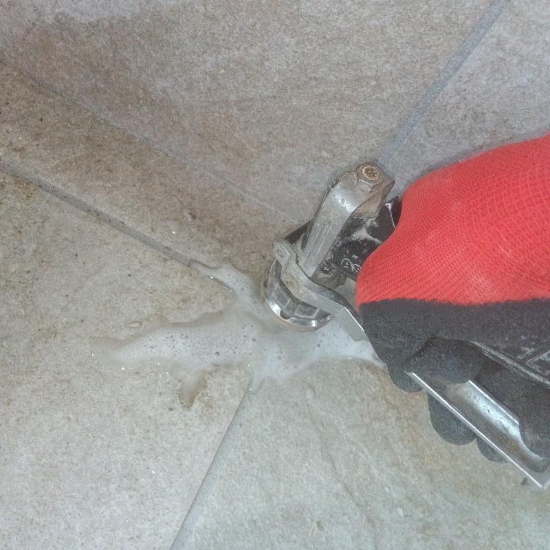 床に防蟻剤を注入