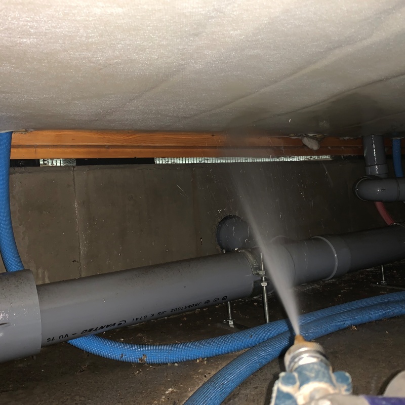 床下の木材に防蟻剤を散布