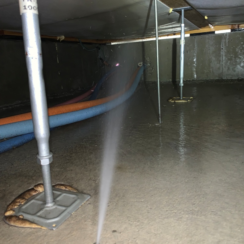 床下の木材に防蟻剤を散布