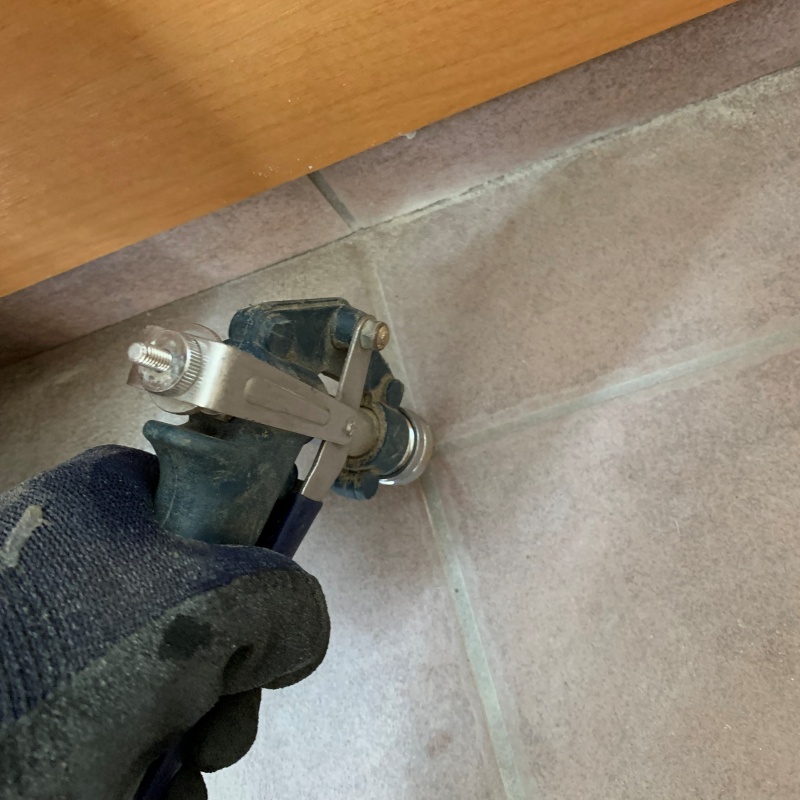 床に防蟻剤を注入