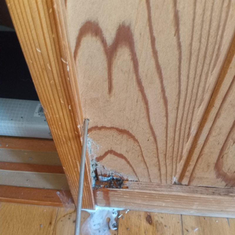 傷んだ柱にシロアリ駆除剤を注入