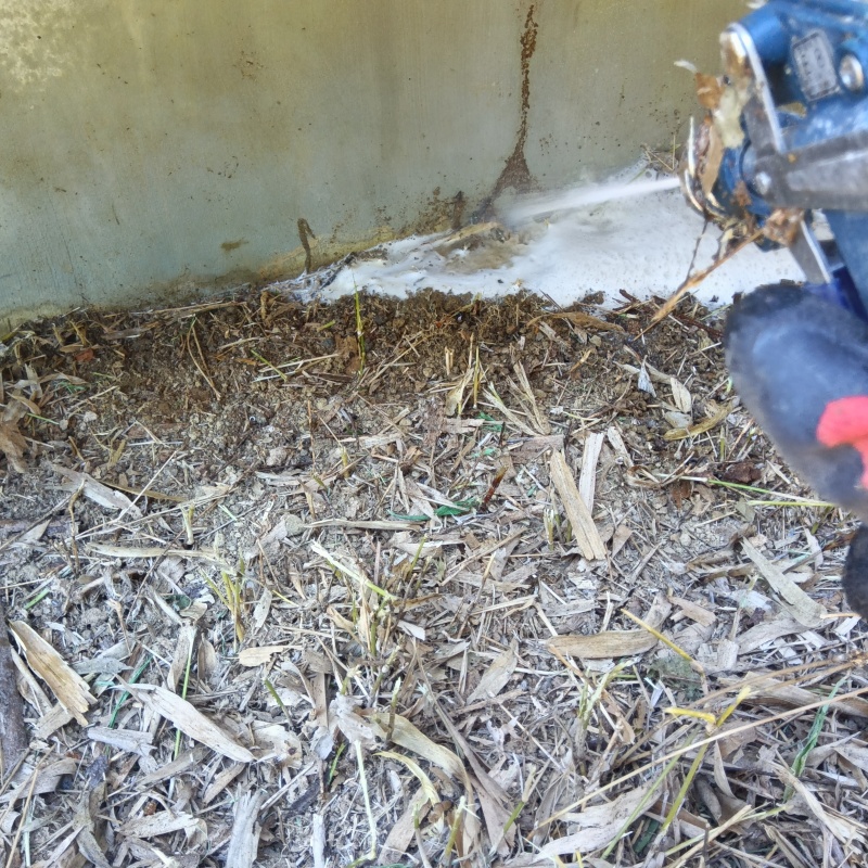 屋外の地面にシロアリ駆除剤を散布