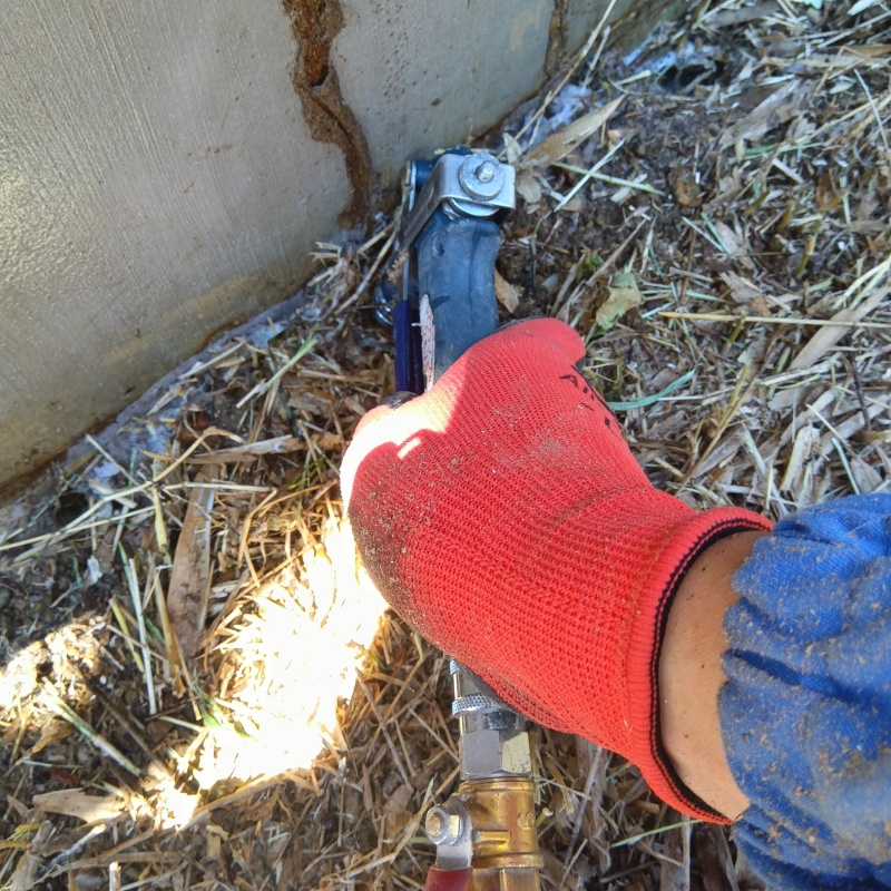 屋外の地面にシロアリ駆除剤を散布