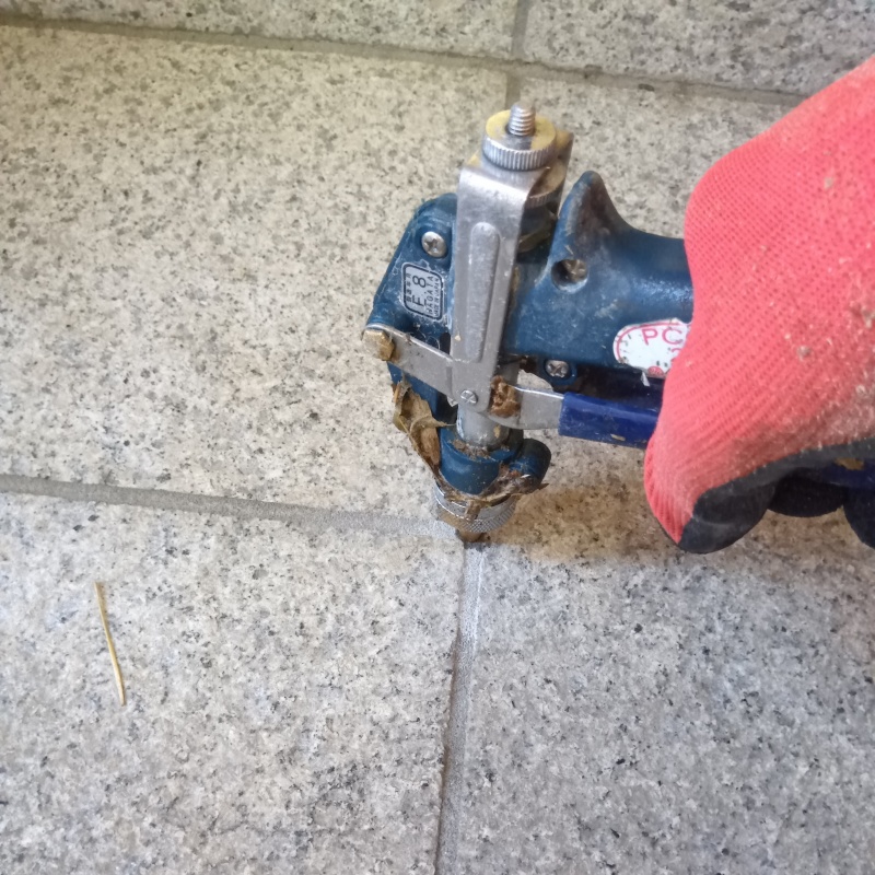 床にシロアリ駆除剤を注入