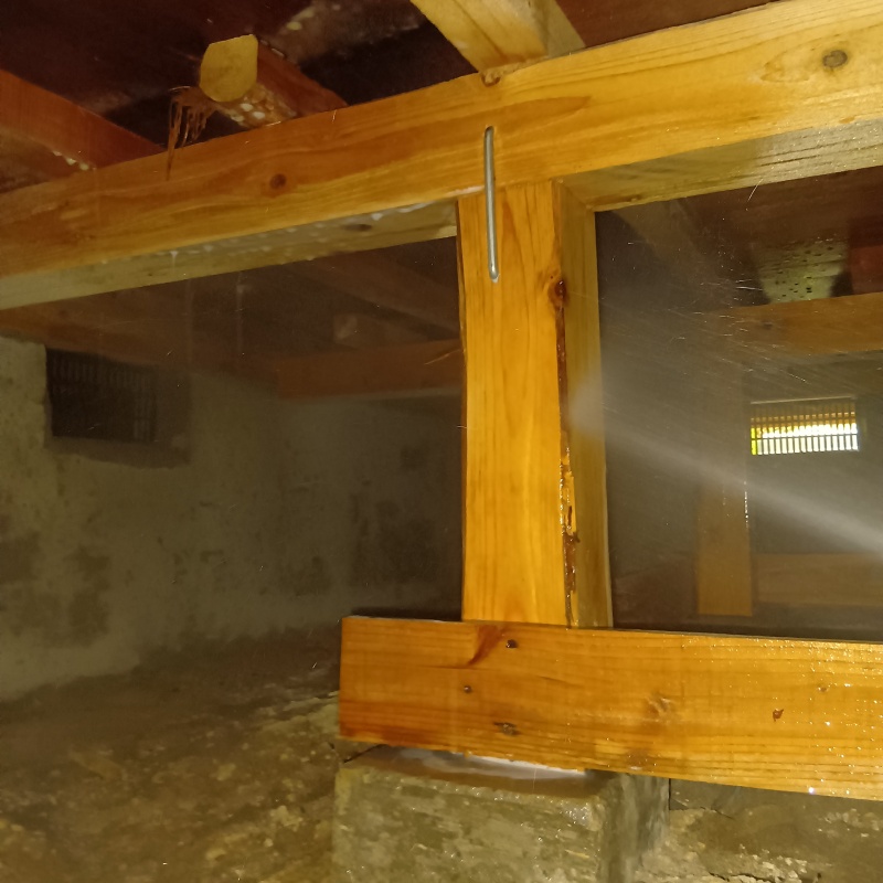 床下の木材にシロアリ駆除剤を散布