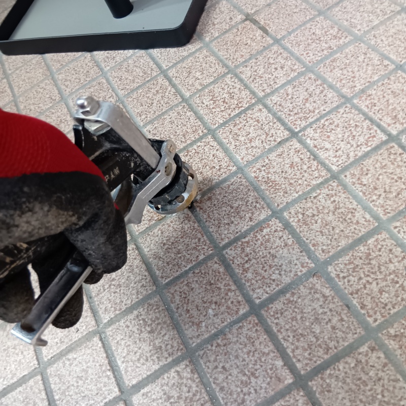 床にシロアリ駆除剤を注入