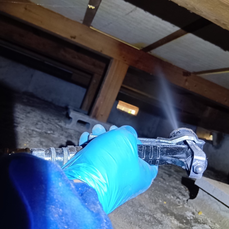 床下の木材にシロアリ駆除剤を散布