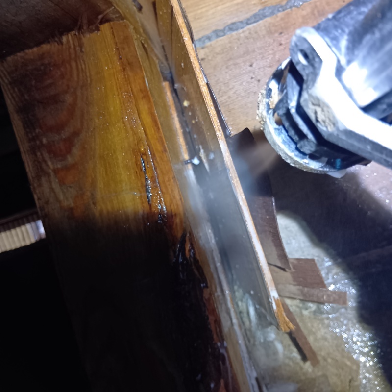 床下の木材にシロアリ駆除剤を散布