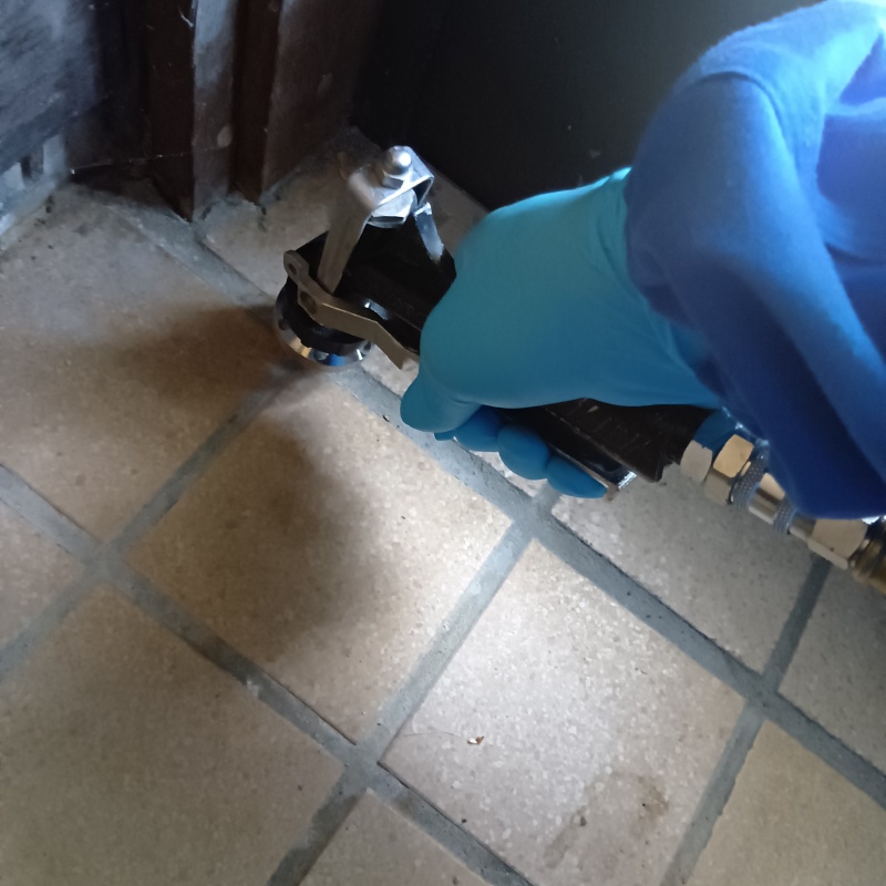 床にシロアリ駆除剤を注入