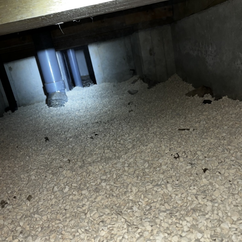 床下に調湿剤を敷き詰めた様子
