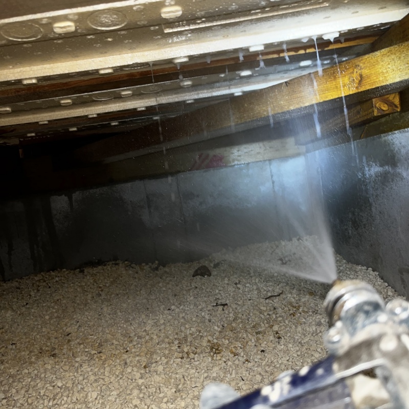 床下の木材にシロアリ駆除剤を散布