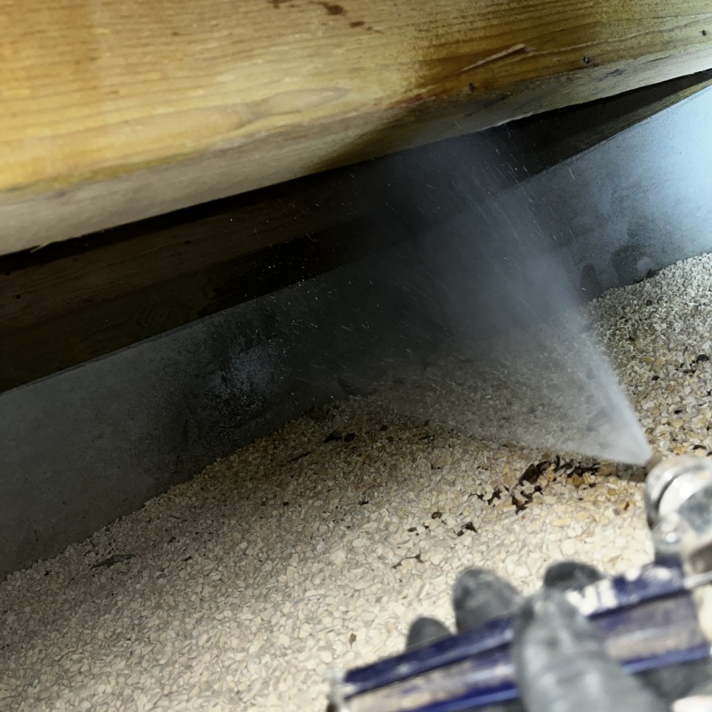 床下の木材にシロアリ駆除剤を散布