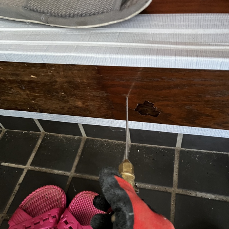 土間の木部にシロアリ駆除剤を注入