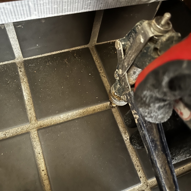 床にシロアリ駆除剤を注入