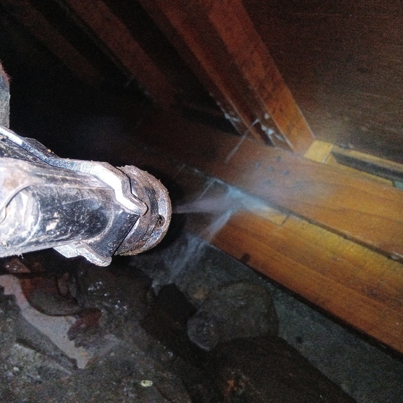 床下の木材にシロアリ駆除剤を散布