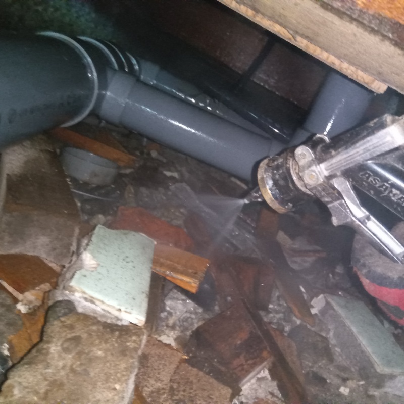 床下の地面にシロアリ駆除剤を散布