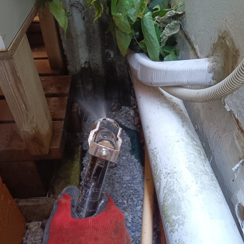 建物の外周にシロアリ駆除剤を散布