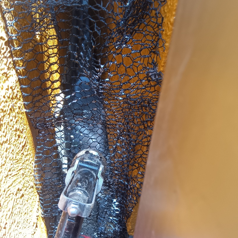 建物の外周にシロアリ駆除剤を散布