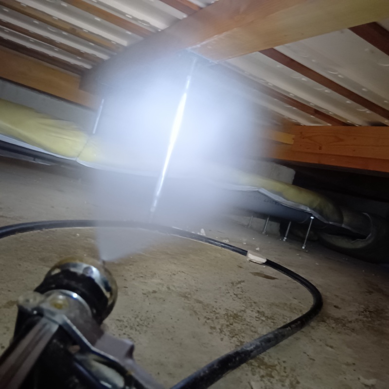 床下の木材にシロアリ駆除剤を散布