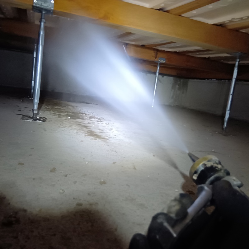 床下の木材にシロアリ駆除剤を散布