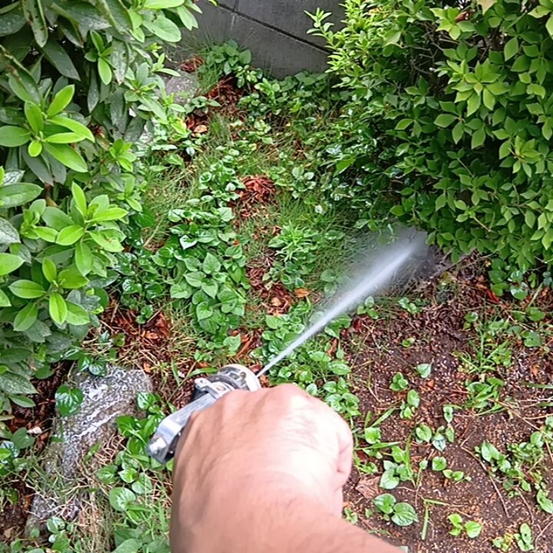 屋外の地面にシロアリ駆除剤を散布