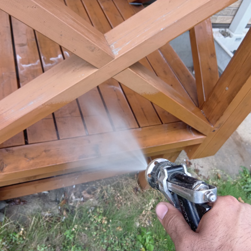 ウッドデッキにシロアリ駆除剤を散布