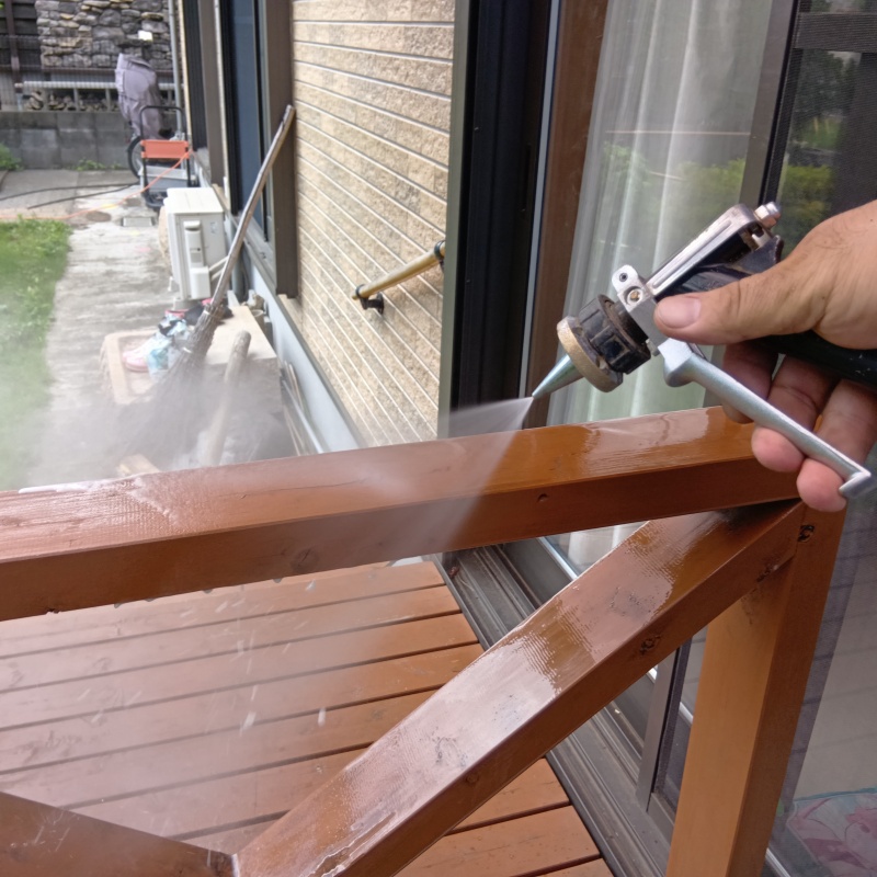 ウッドデッキにシロアリ駆除剤を散布