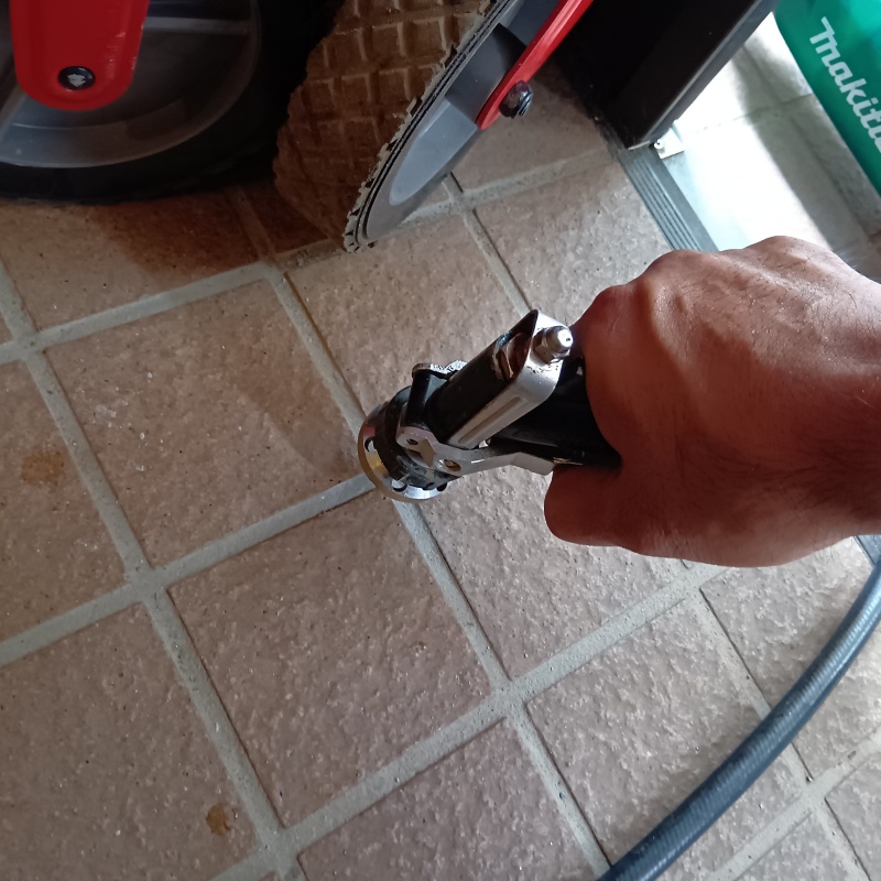 床にシロアリ駆除剤を注入