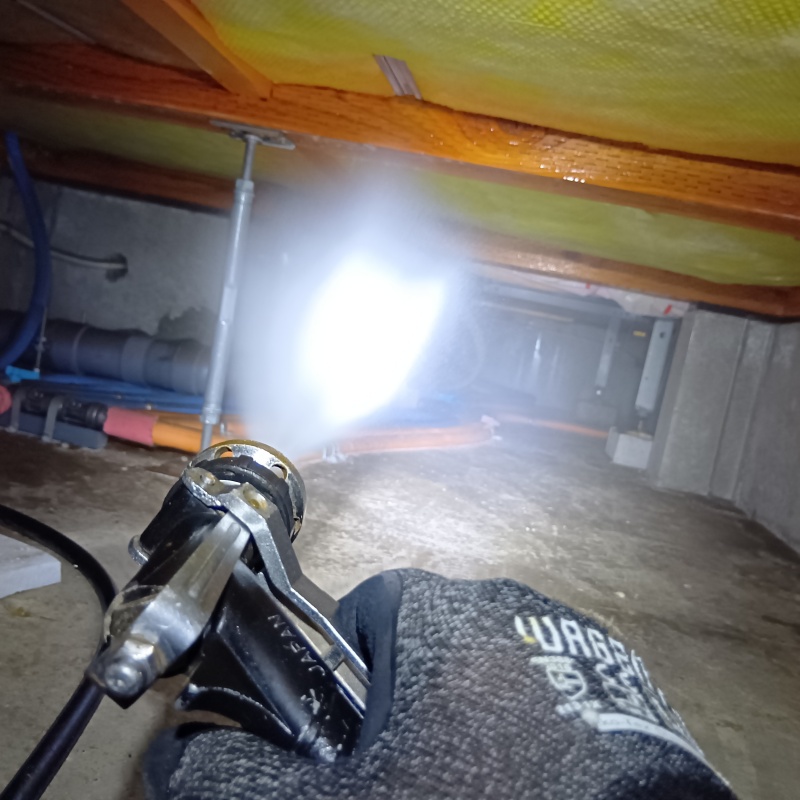 床下の木材に防蟻剤を散布