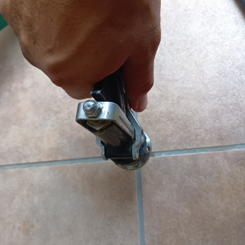 床に防蟻剤を注入